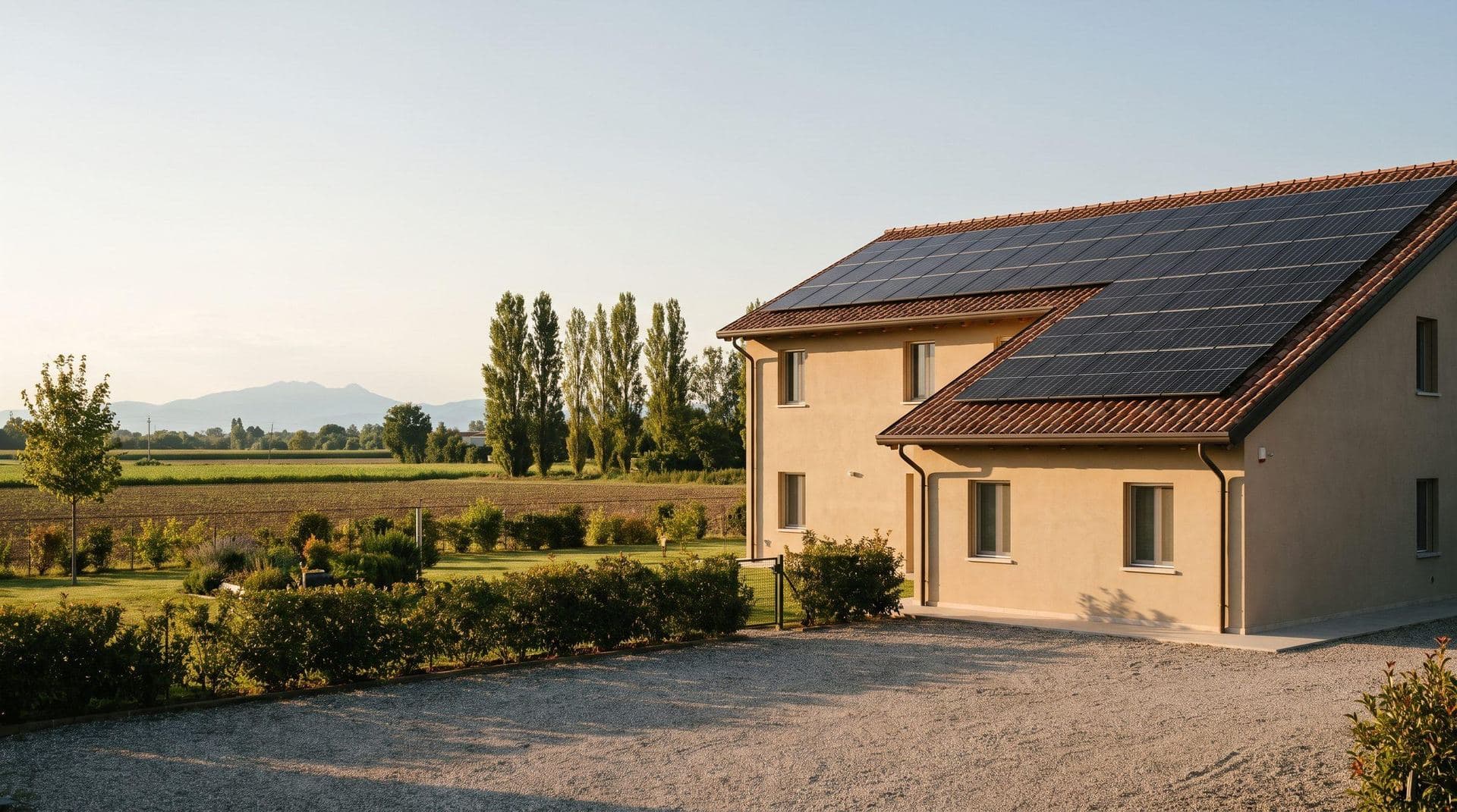 Villa emiliana con impianto fotovoltaico al tramonto vicino a Modena